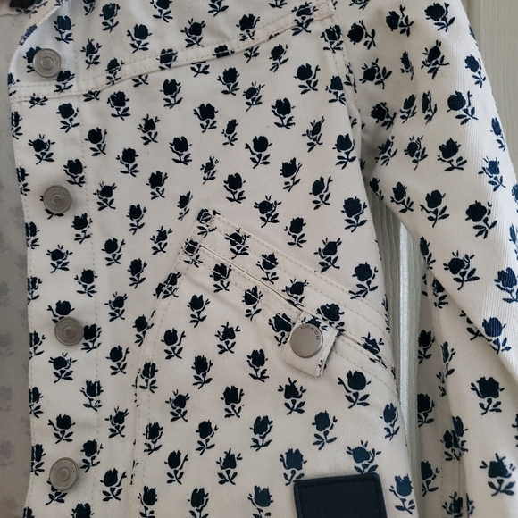 Coach - Picture 2 of 5